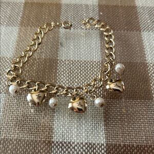 Chic Gold Bracelet with Heart Charms and Pearls